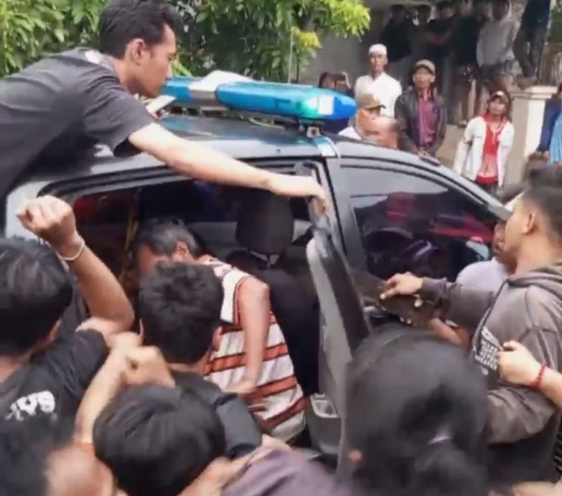 Diduga Masalah Ekonomi, Pria Asal Situbondo Bacok Istri dan Lima Tetangga