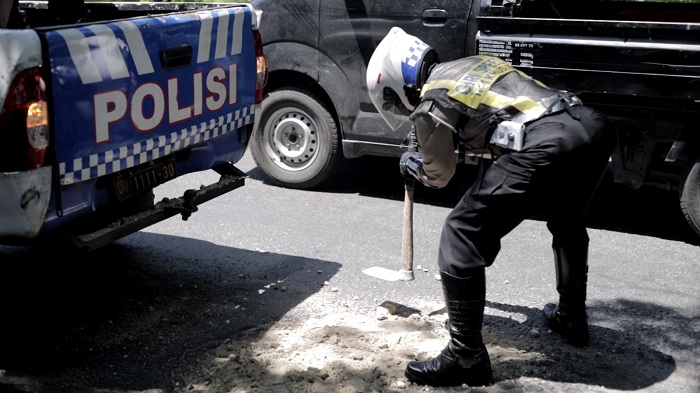 Satlantas Polres Gresik Tambal Jalan Berlubang di Jalan Wahidin Jelang Nataru