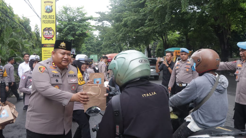Polres Pasuruan Bagikan Ratusan Paket Takjil kepada Pengendara