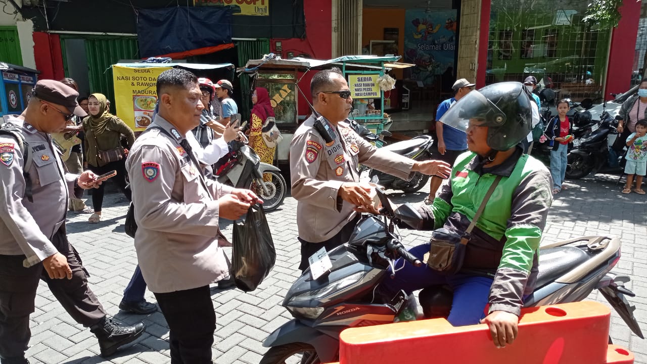 Polsek Simokerto Gelar Patroli Skala Besar dan Aksi Simpatik di Sejumlah Jalan Strategis Surabaya