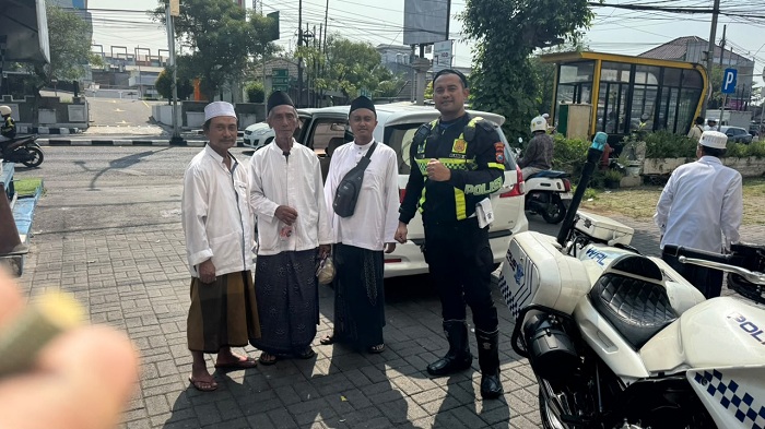 Polres Gresik Berhasil Pertemukan Lansia 90 Tahun Asal Mojokerto dengan Keluarga