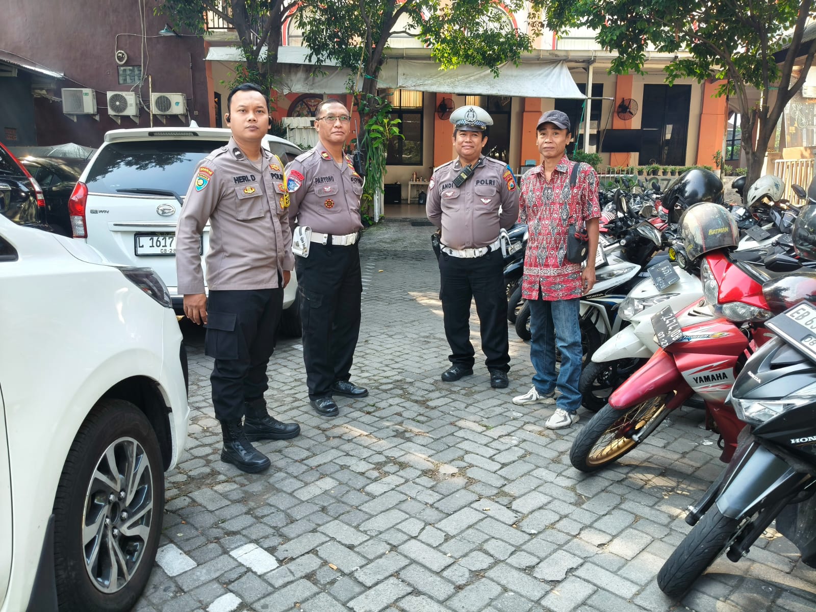 Polsek Gayungan Kawal Kebaktian Minggu GKI Gayungsari, Pastikan Rasa Aman Jemaat