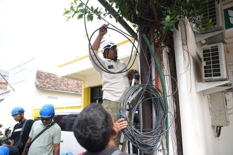 Ultimatum Wali Kota Ditindaklanjuti Diskominfo Tertibkan Kabel Internet Semrawut di Kota Madiun