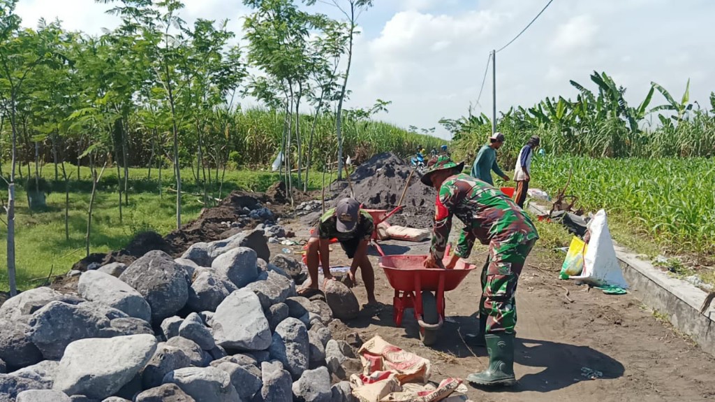 Kemanunggalan TNI-Rakyat Lumajang Nyata, Babinsa Klampokarum Kawal Proyek Plengsengan 