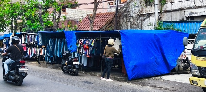 Tantangan dan Harapan Penjual Baju Thrift di Jalan Gembong Tebasan