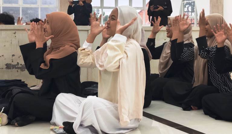 Ramadan Inklusif, Mahasiswa Tuli Unesa Ikuti Ngaji Bahasa Isyarat di Surabaya