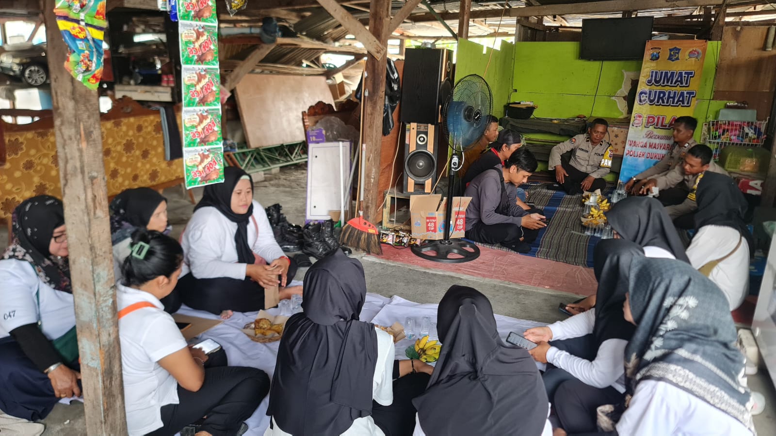 Jumat Curhat Polsek Dukuh Pakis Ajak Warga Pradah Kalikendal Jalin Silaturahmi