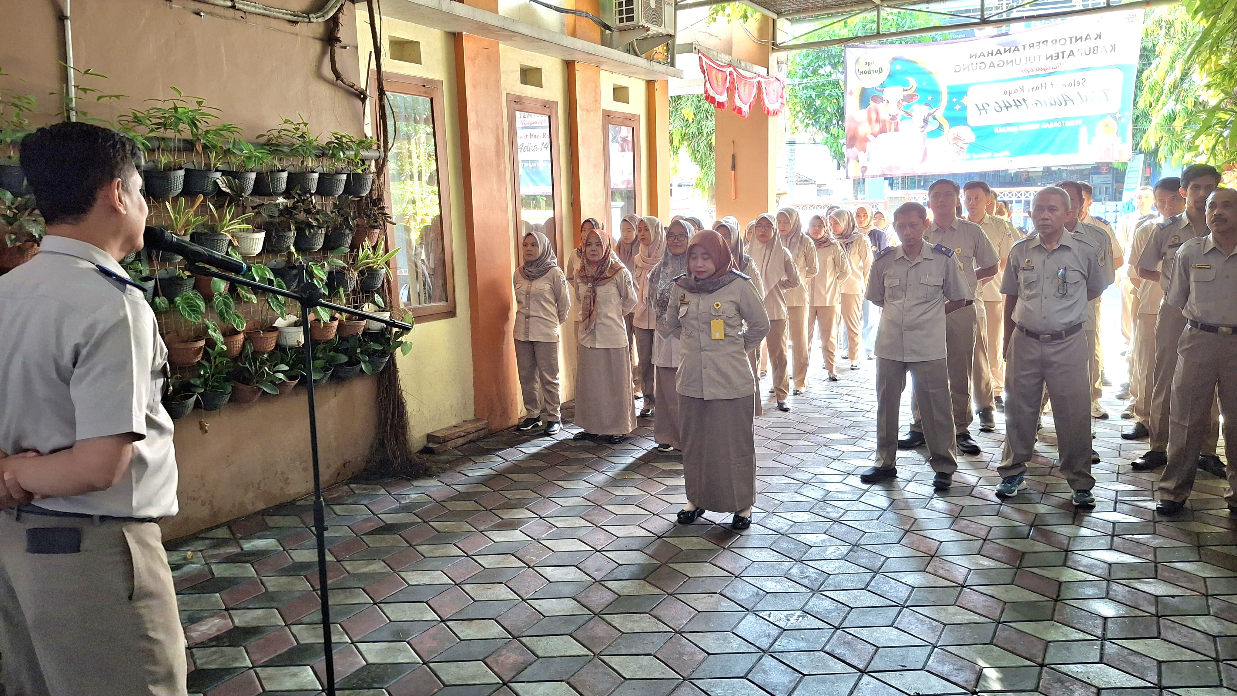 Upacara Pagi di Kantah ATR/BPN Tulungagung, Sukamto Tekankan Pentingnya Pelayanan Publik