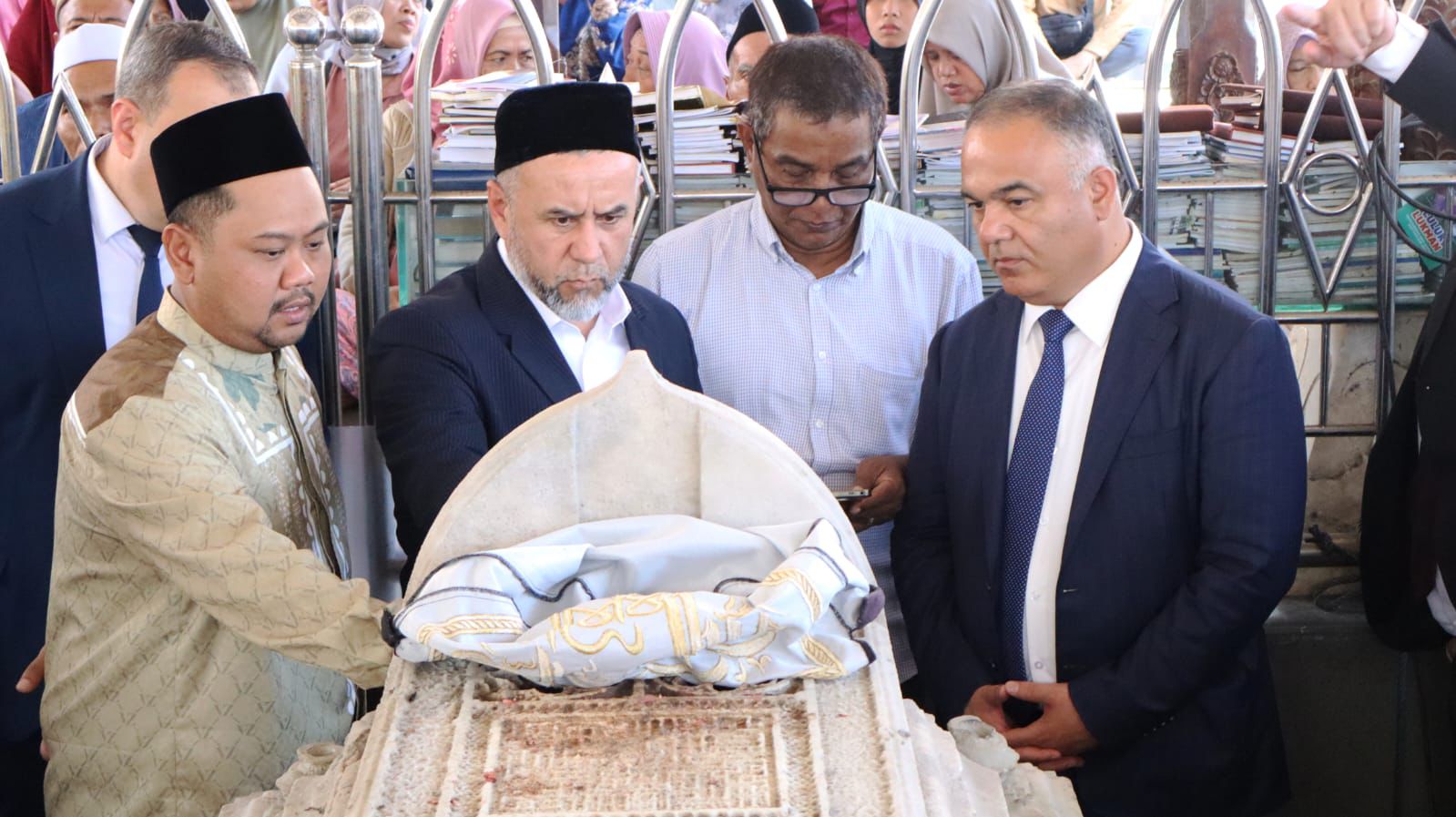 Gubernur Samarkand Uzbekistan Ziarah ke Makam Maulana Malik Ibrahim Gresik
