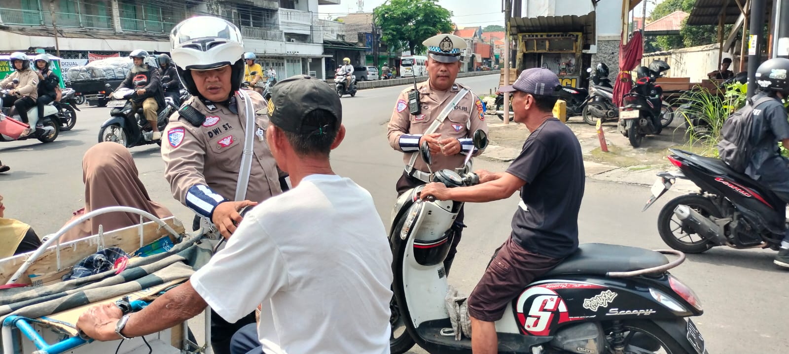 Polisi Beri Teguran Humanis Pengendara Motor Tanpa Helm