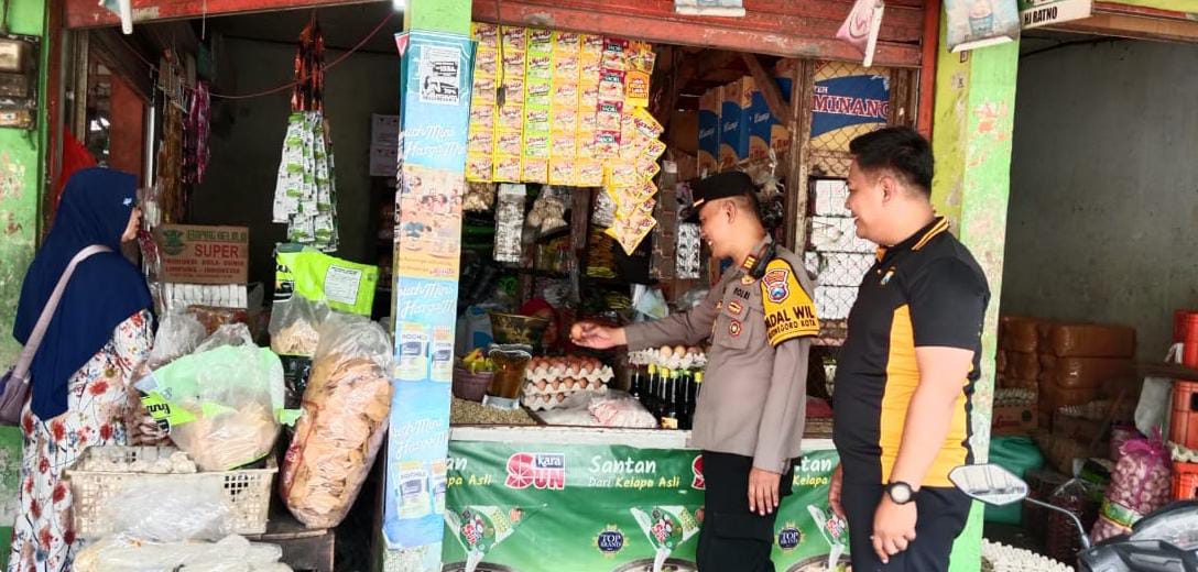 Kapolsek Bojonegoro Kota Lakukan Patroli di Pasar Wisata, Pastikan Harga Sembako Stabil