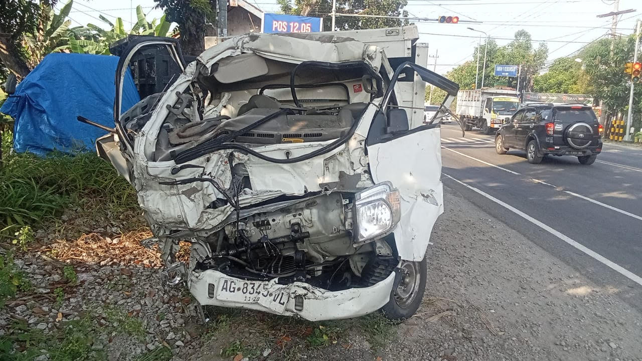 Mobil Boks Lawan Truk Tebu, 1 Tewas 