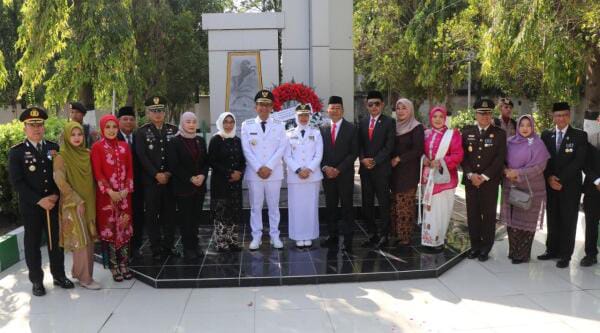 Forkopimda Bojonegoro Ziarah dan Tabur Bunga ke Taman Makam Pahlawan