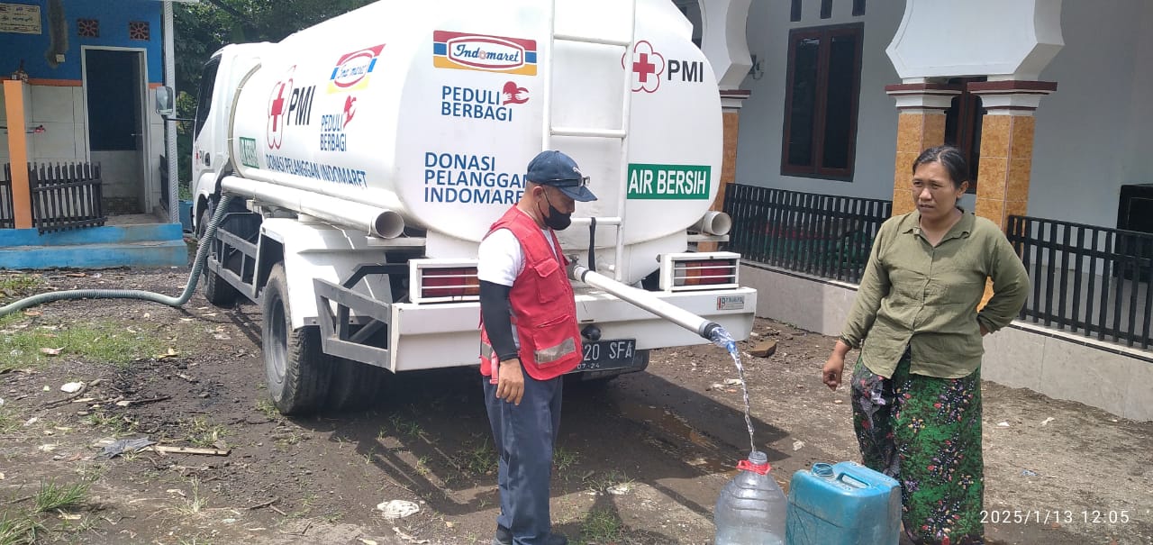 PMI Jember Kembali Kirim Bantuan Air Bersih ke Korban Banjir Bandang