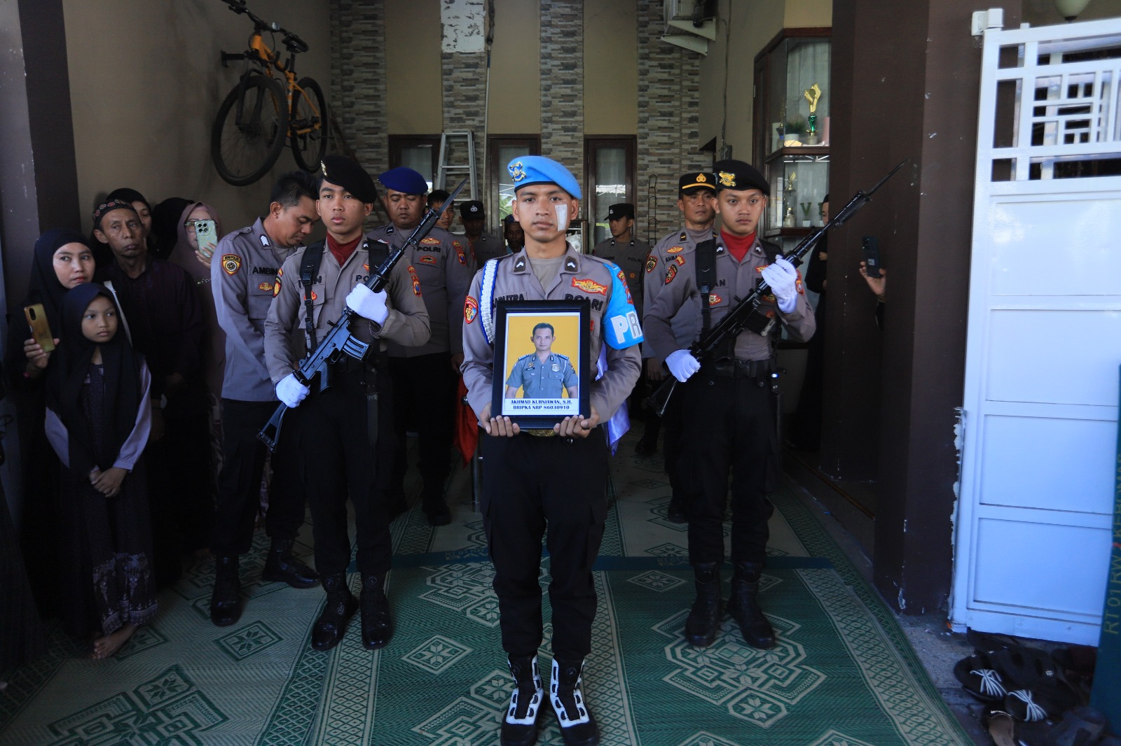 Bripka Akhmad Kurniawan Dimakamkan Secara Kedinasan, Polres Gresik Beri Penghormatan Terakhir