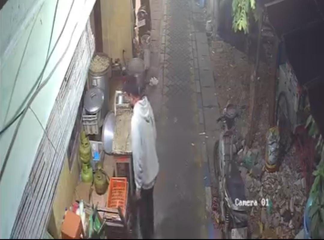 Maling Terekam CCTV Bawa Kabur Tiga Tabung Elpiji di Kedurus