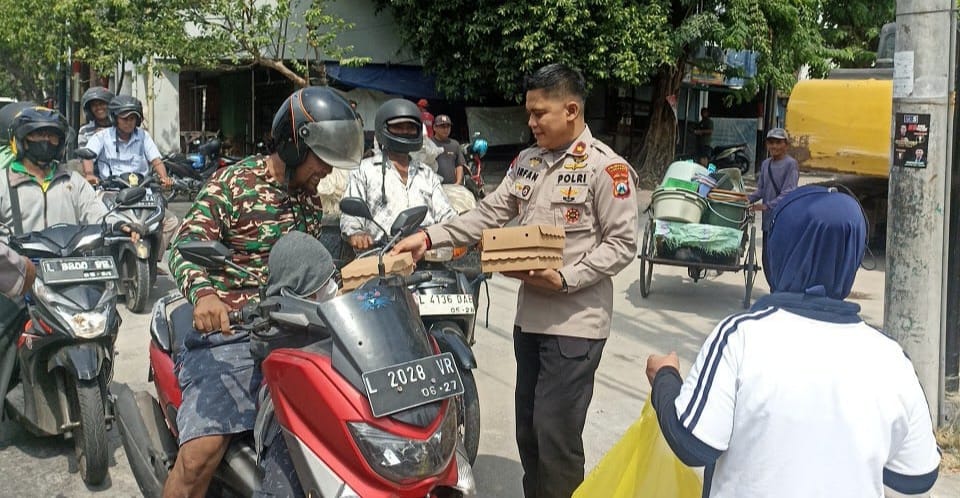 Melintas Depan Mako Polsek Simokerto, Pengendara Dibuat Kaget, Ternyata ini Penyebabnya