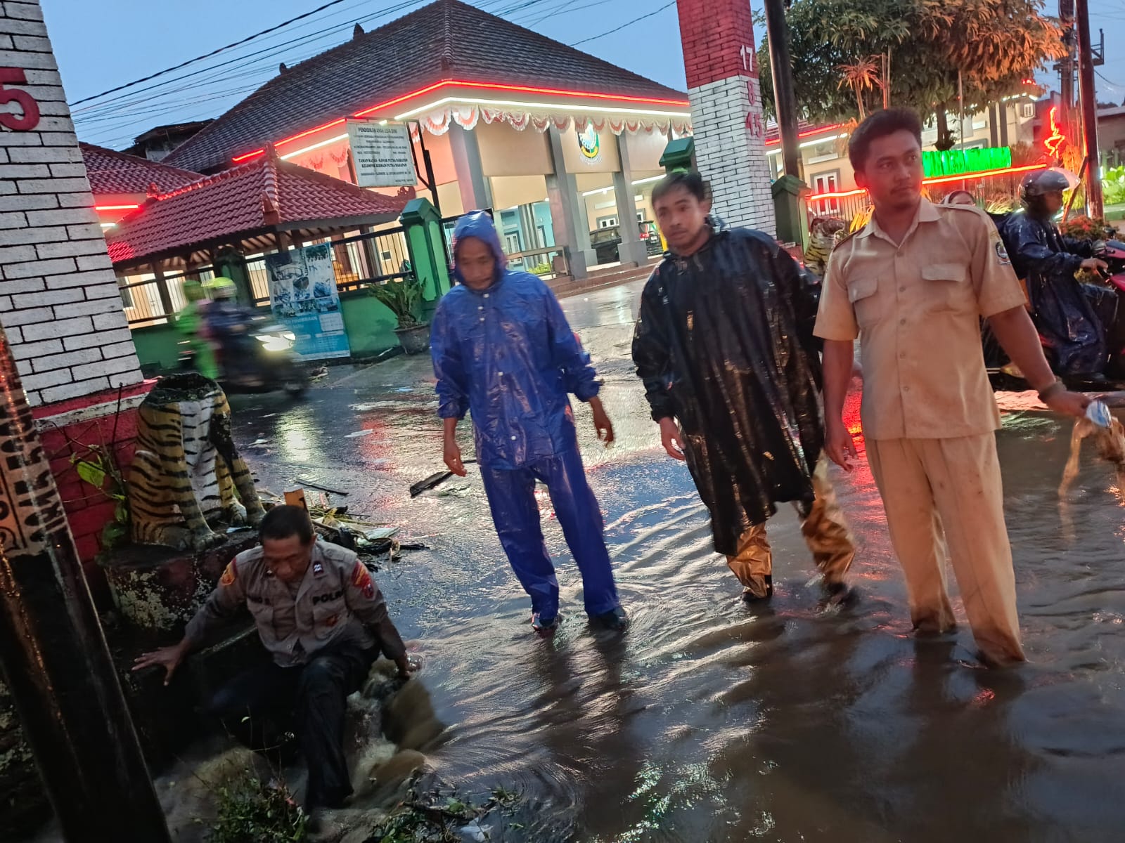 Jalur Jember-Banyuwangi Tergenang Luapan Drainase, Kapolsek Glenmore Turun Langsung Urai Kemacetan