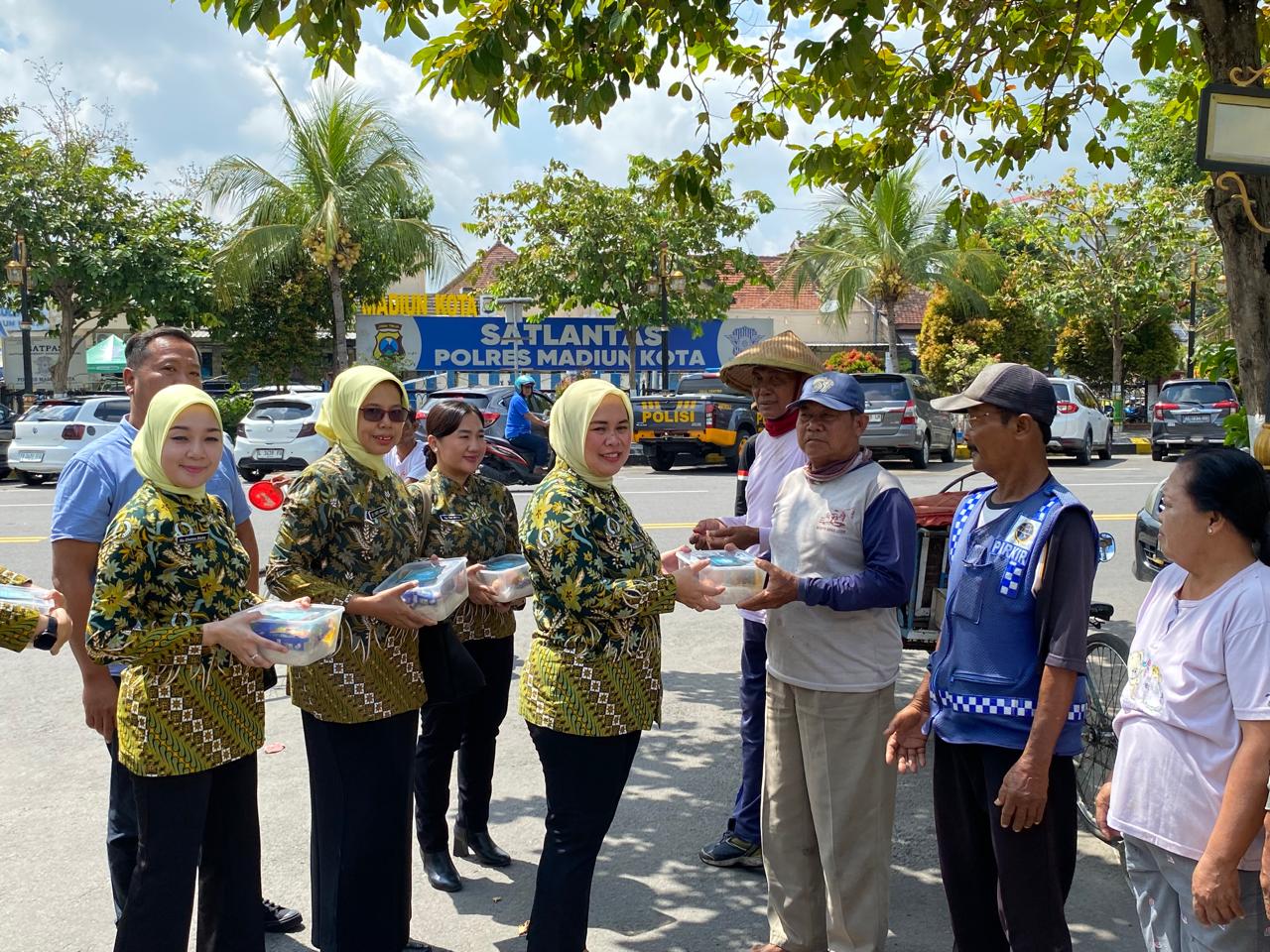 Ramadan, Kejari Kota Madiun Bagikan Sembako