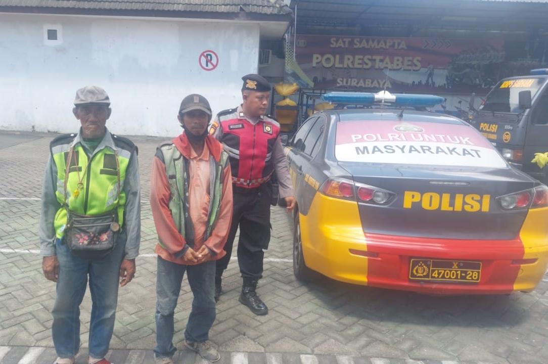 Respons Keluhan Warga, Polsek Mulyorejo Garuk Pak Ogah di Jalan Kenjeran