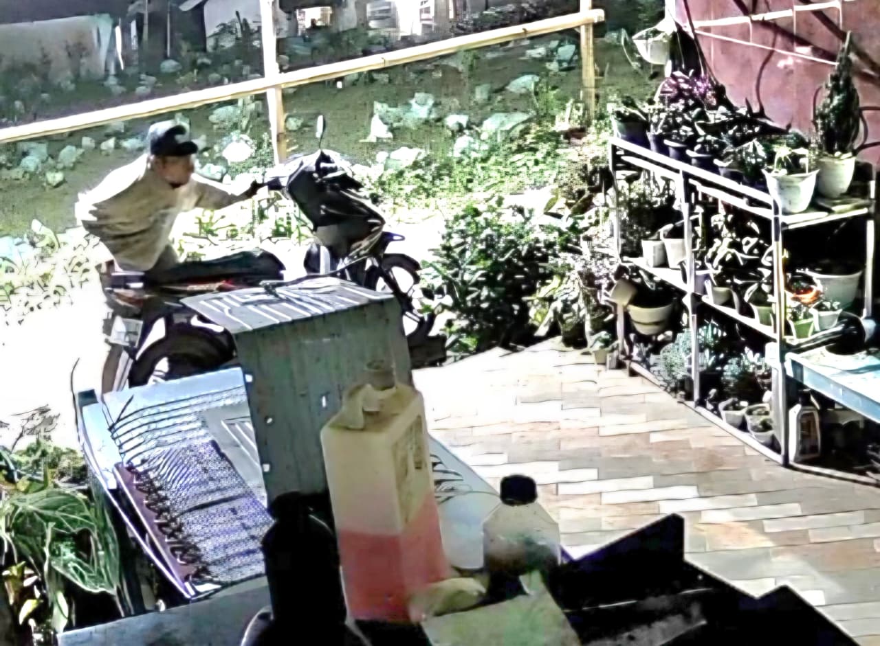 Terekam CCTV, Komplotan Curanmor Gasak Motor Warga Andonosari Pasuruan