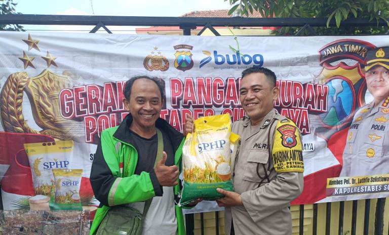 Polsek Sawahan Gelar Gerakan Pangan Murah, 1 Ton Beras Ludes Terjual dalam Sejam