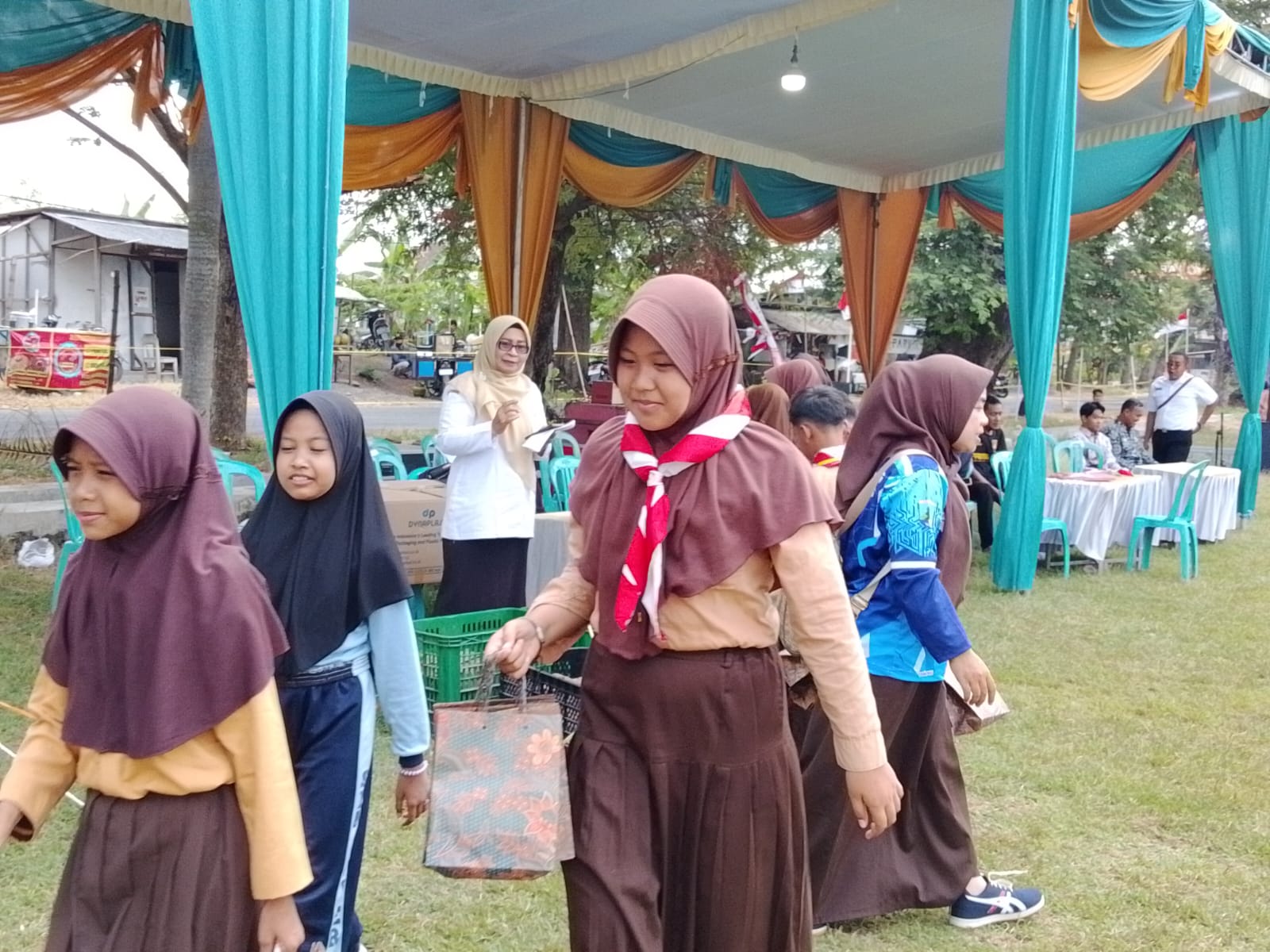 Ratusan Siswa SD di Lamongan Terima Paket Makan Bergizi Gratis Saat Berkemah