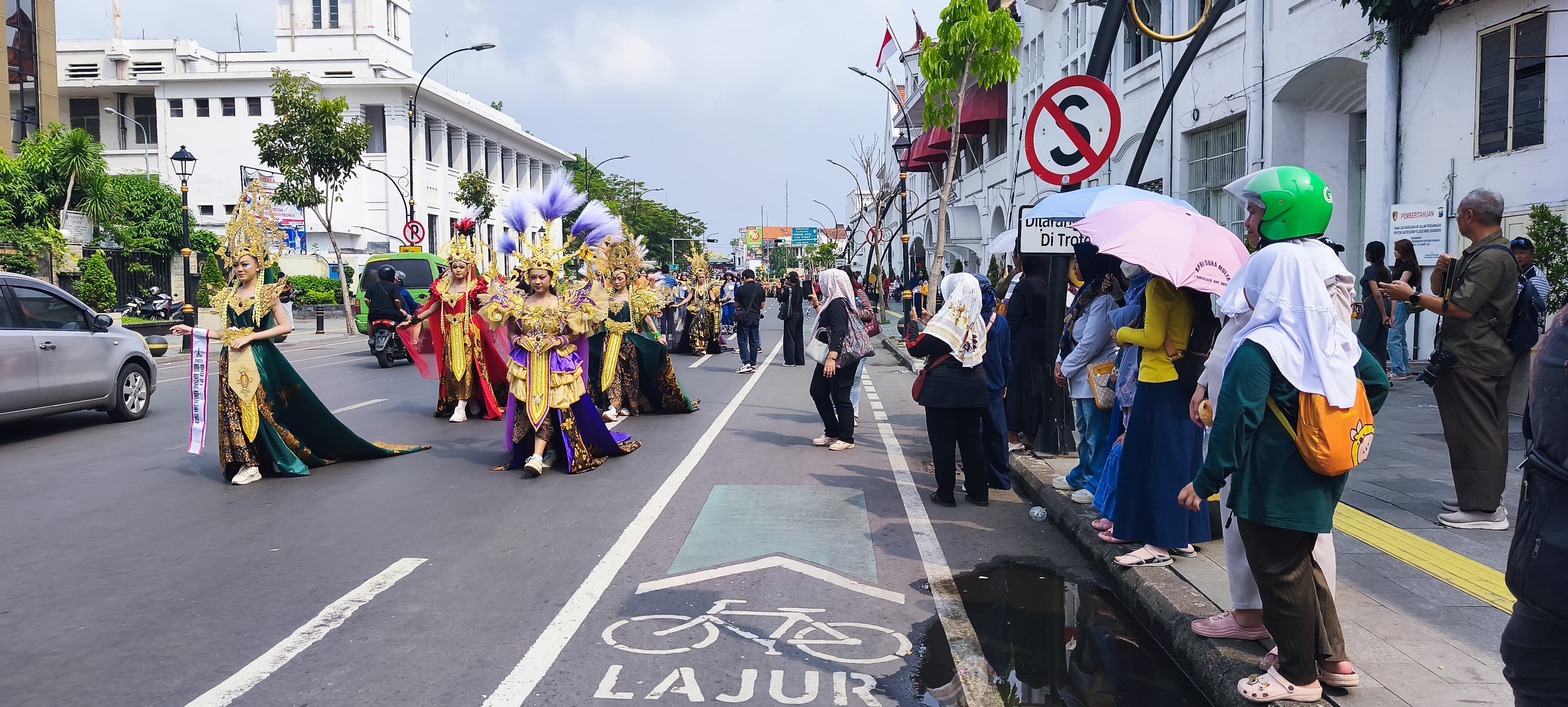 Parade Surabaya Fashion Festival Tarik Perhatian Ribuan Masyarakat