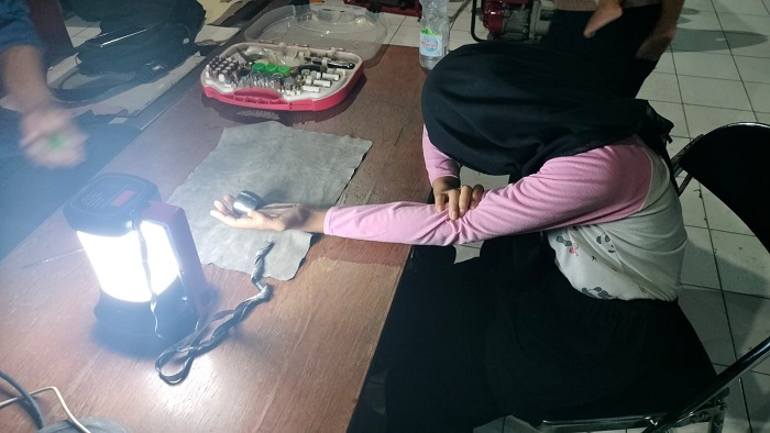 Jari Bocah SD Tersangkut Gagang Pintu Kamar Mandi,  Damkar Gresik Turun Tangan