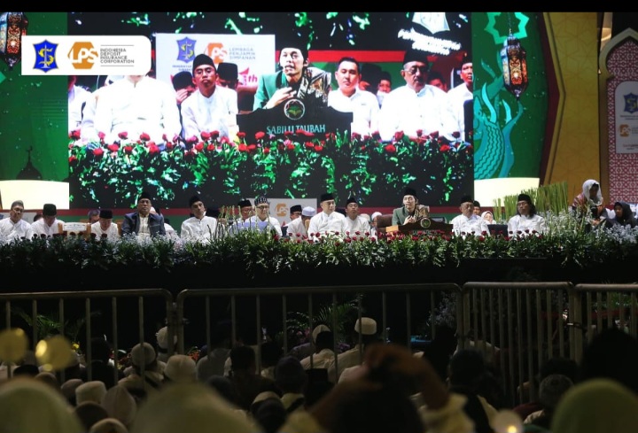 Puluhan Ribu Jemaah Padati Balai Kota, Gus Iqdam Doakan Surabaya Makin Rukun dan Berkah