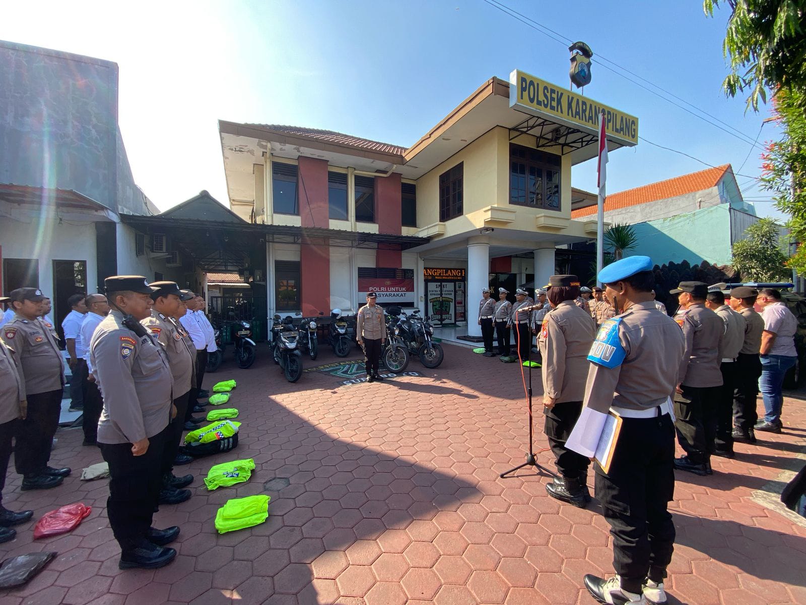 Siaga Mayday, Kapolsek Karangpilang Pimpin Apel dan Cek Kesiapan Personel