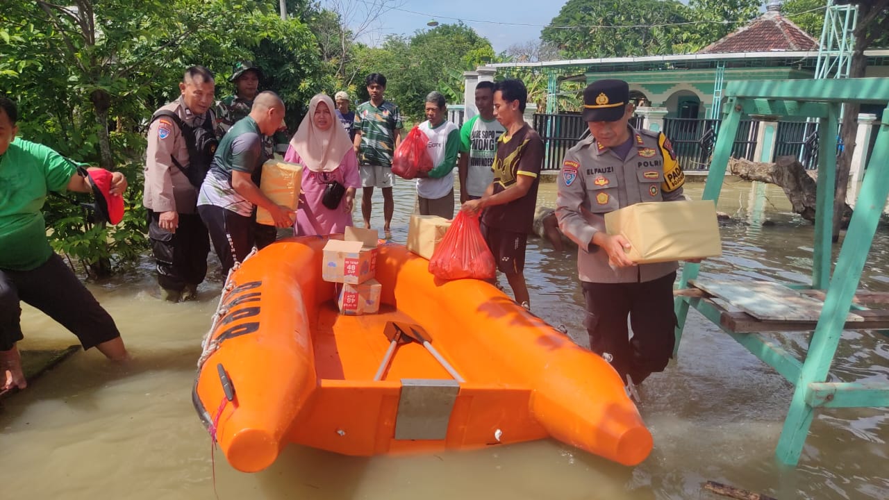 Polsek Bojonegoro Kota Berikan Bantuan Sembako kepada Korban Banjir di Desa Sukorejo