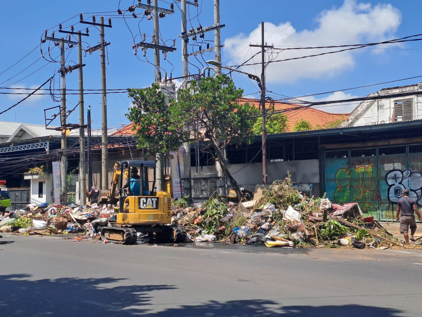 Sampah Menggunung di Jalan Pandegiling, Ini Kata Kadis DLH Pemkot Surabaya