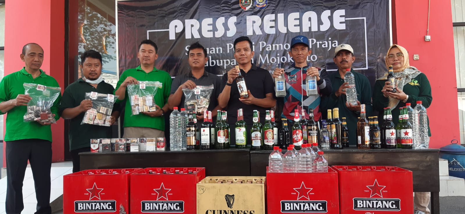 Warung Remang-Remang di Mojokerto Dirazia, 22 PSK dan Ratusan Botol Miras Diamankan