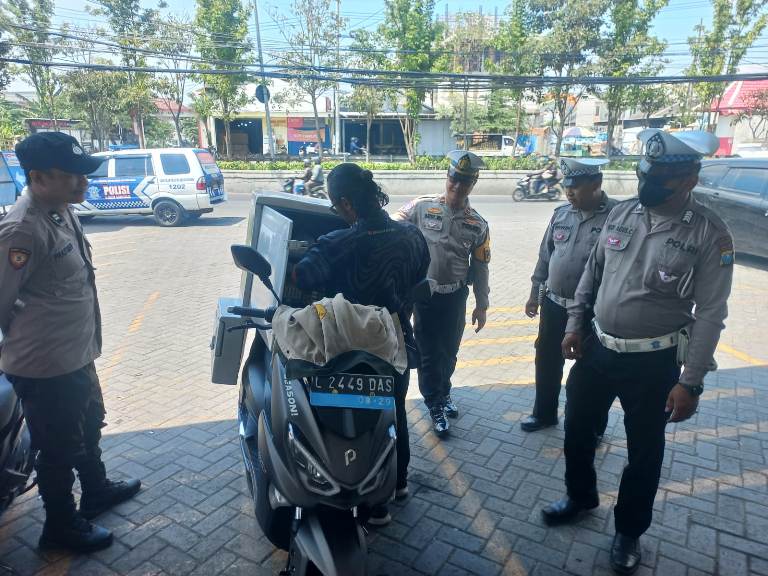 Polsek Benowo Tingkatkan Keamanan Melalui Patroli Presisi, Minimarket di Surabaya Jadi Sasaran Utama