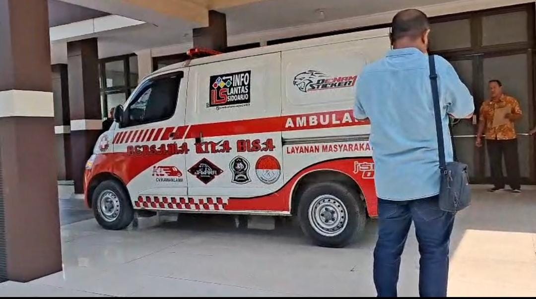 Tiba di RS Bhayangkara Surabaya, Tim DVI Lakukan Identifikasi Dua Jenazah Korban Ponpes Al Khoziny