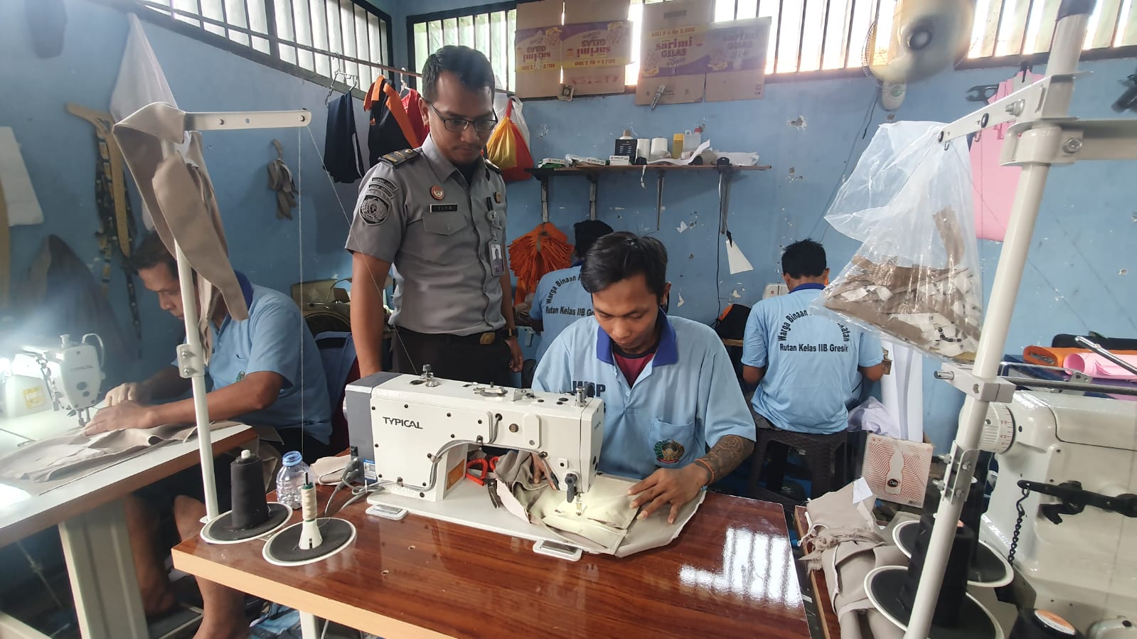 Buka Pelatihan Konveksi, Warga Binaan Rutan Gresik Sudah Bisa Produksi Celana Tactical hingga Baju Chef