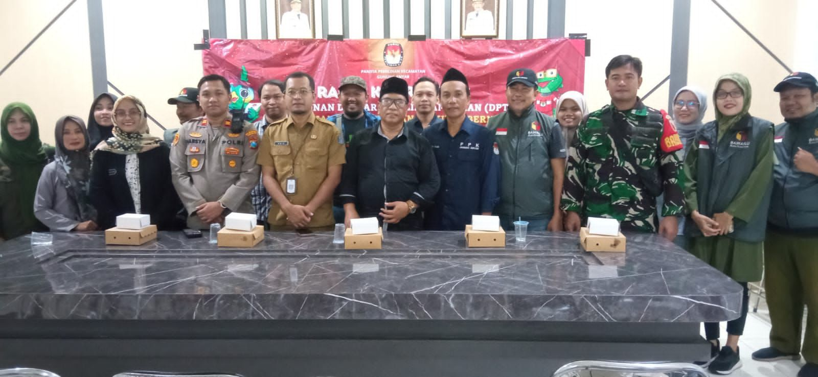 Kapolsek Gununganyar Pimpin Rakor, Tekankan Pentingnya Sinergitas Demi Pemilu Damai