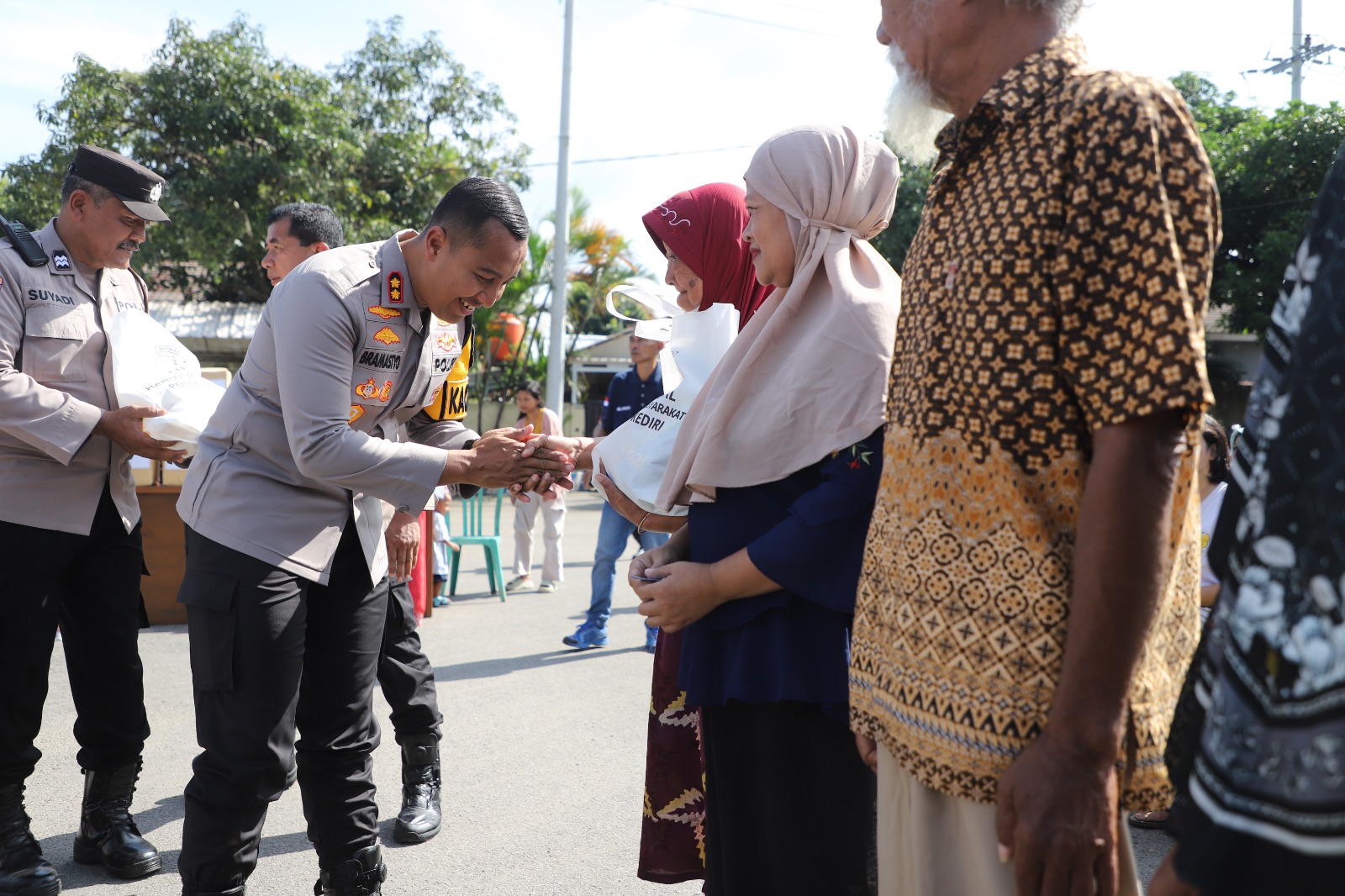 Semangat Ramadan, Ratusan Warga Terima Rombong Usaha dan Sembako dari Polres Kediri