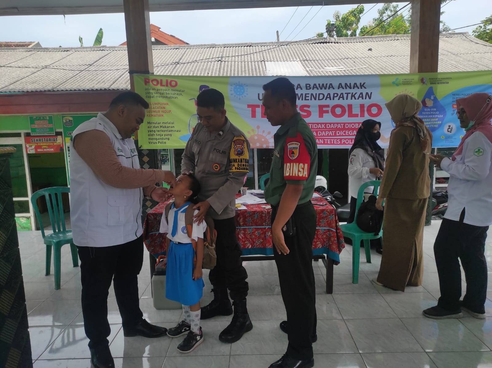 Polsek Padangan Pantau dan Bantu Sukseskan Pekan Imunisasi Polio