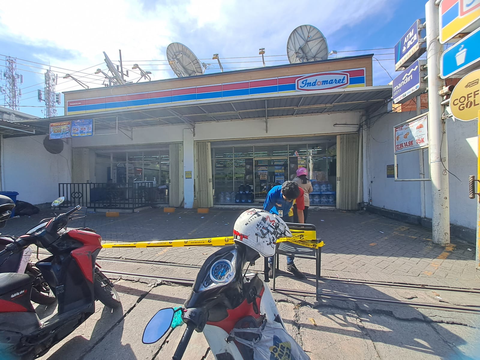 Tanpa Jukir Resmi, Dua Minimarket di Jalan Pandegiling Disegel