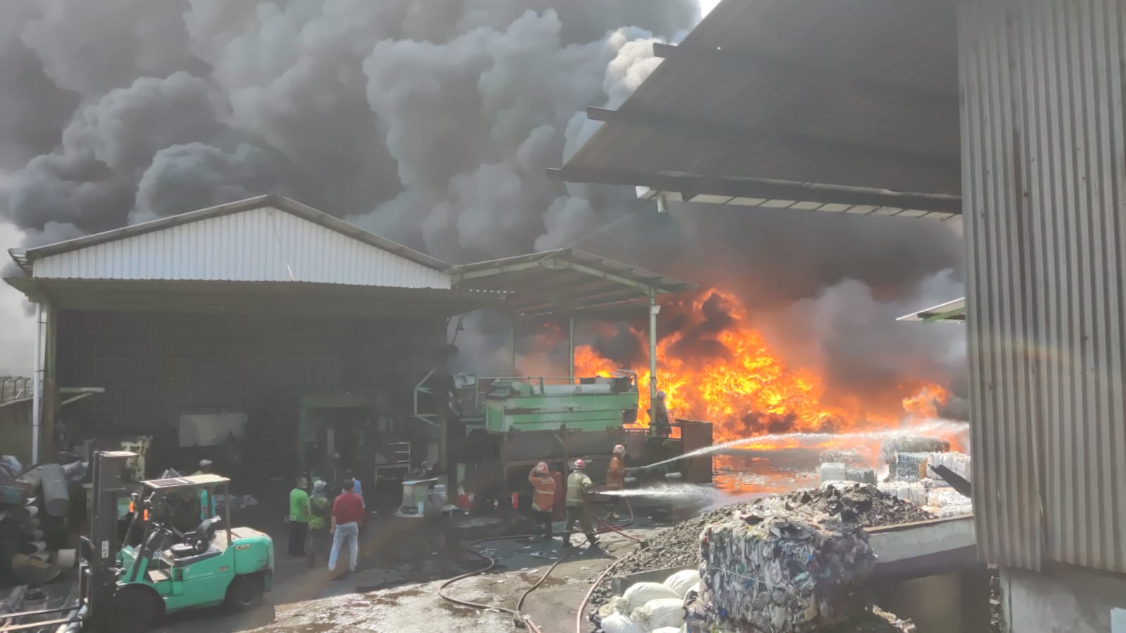 Pabrik Plastik PT Langgeng Jaya Plastindo di Kedamean Gresik Dilalap Jago Merah 