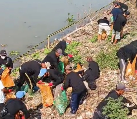Bengawan Jero Dikepung Sampah, Warga dan Pejabat Jatim Turun Tangan