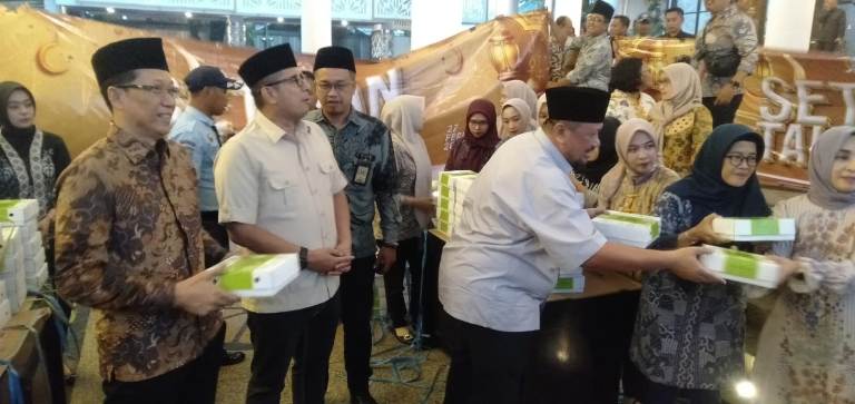 Sekretariat DPRD Jatim Bagikan 1.500 Paket Takjil di Surabaya