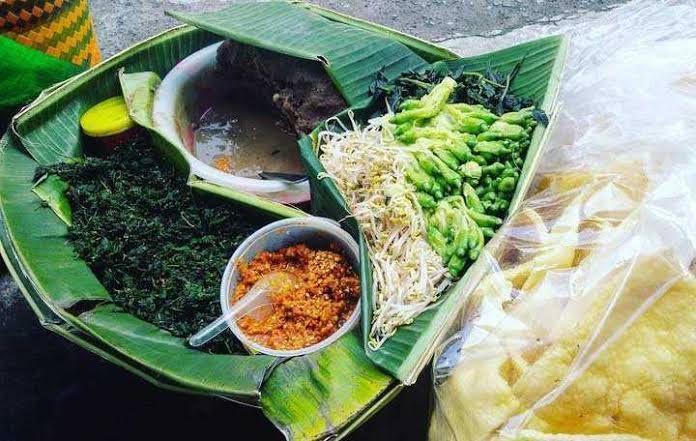 Intip Fakta Menarik Tentang Makanan Khas Surabaya, Pecel Semanggi