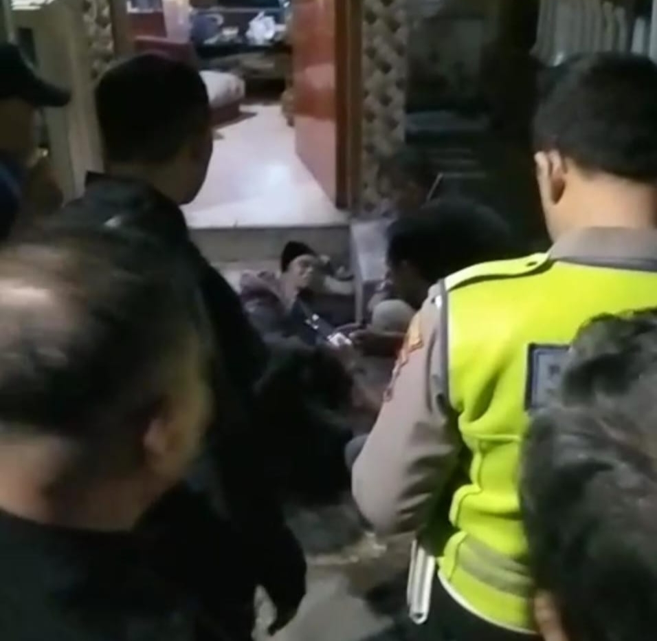 Tragedi di Pinggir Sungai Kalimas, Sepasang Kekasih Dibacok Pria Misterius