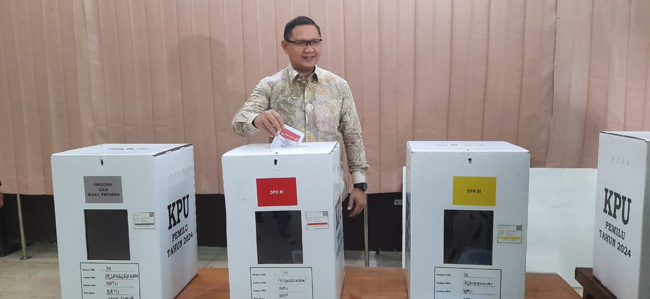 Pj Wali Kota Batu Berpesan kepada Petugas TPS untuk Menebar Senyum ke Pemilih