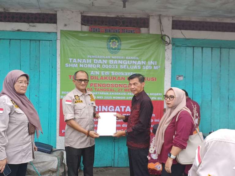 PN Bangil Eksekusi Pengosongan Rumah di Nguling