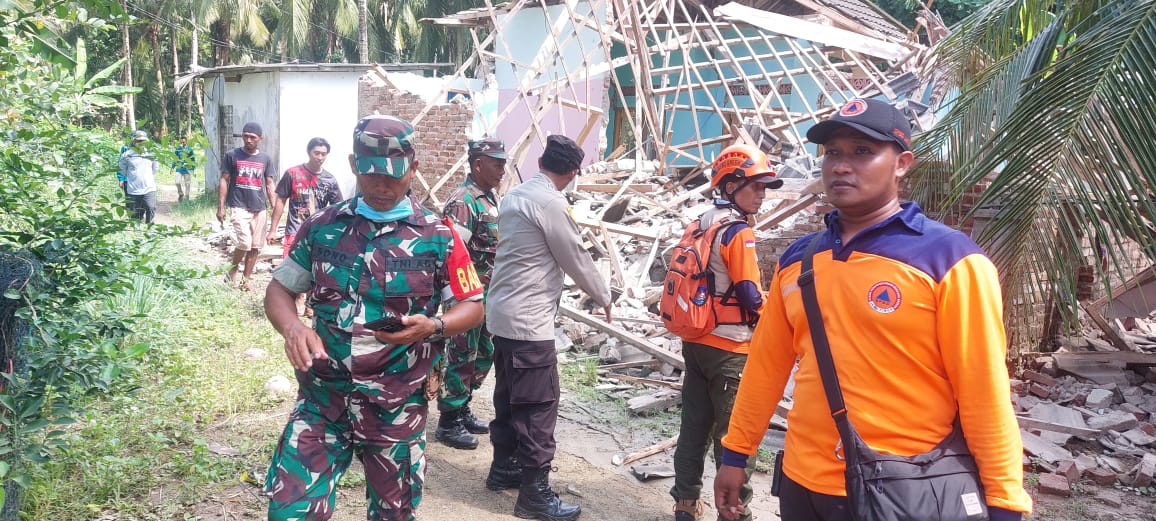 Sinergitas TNI - Polri bersama Pihak Terkait Bantu Korban Gempa Bumi di Sangkapura