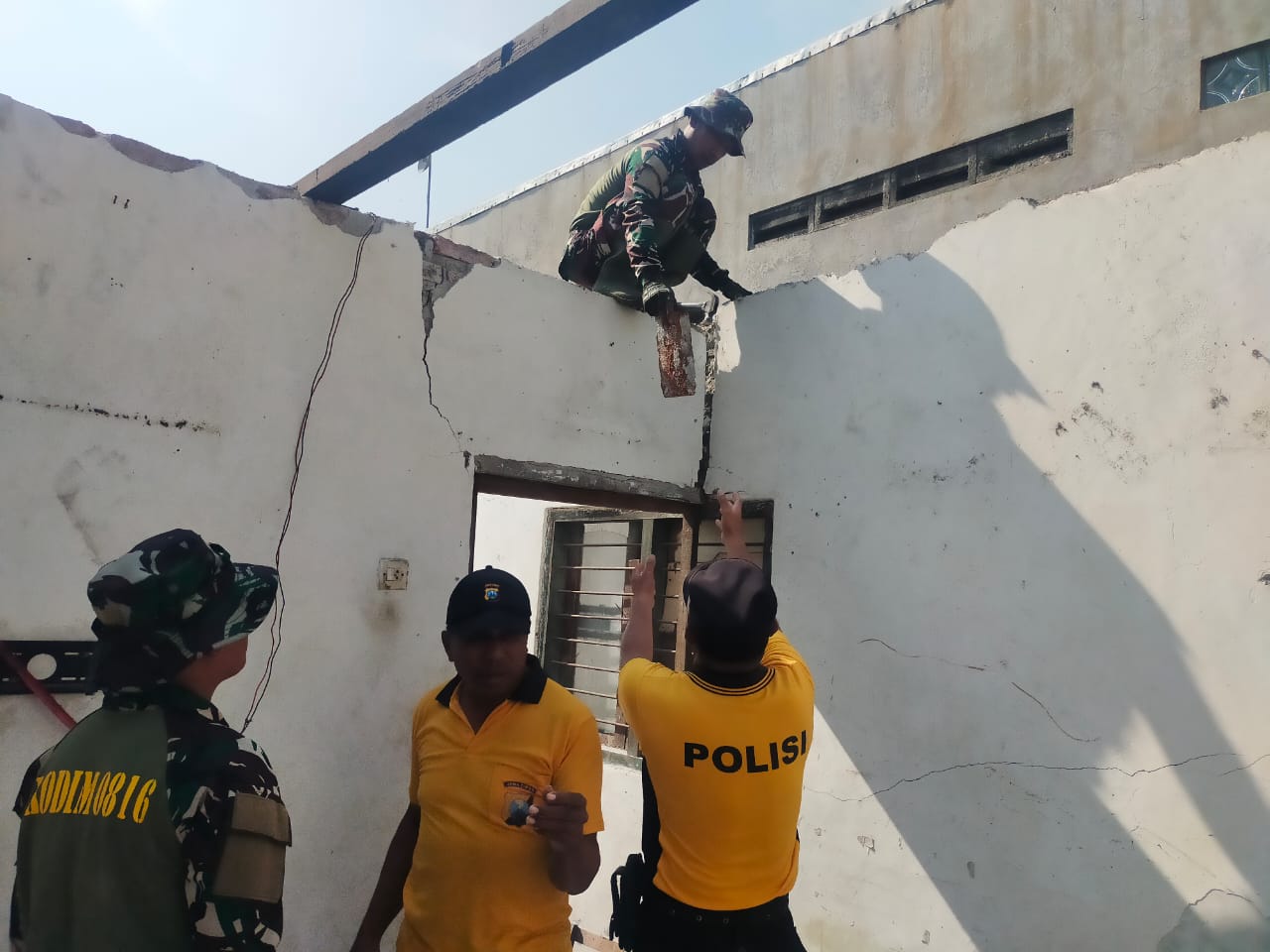 TNI-Polri Kompak Renovasi Rumah Warga Sedenganmijen Krian Sidoarjo